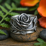 Vintage Gothic Rose Ring with Detailed Vine Leaf Design