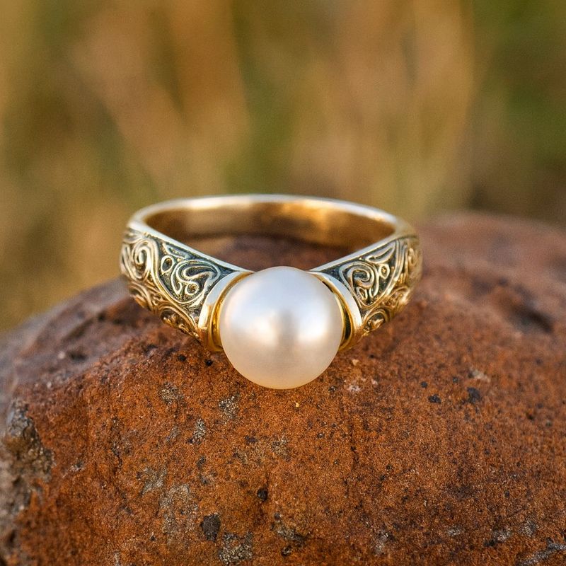 Vintage Gold Pearl Ring with Nature-Inspired Filigree Design