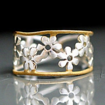 Openwork Daisy Flower Band Ring with Gold Edge Finish