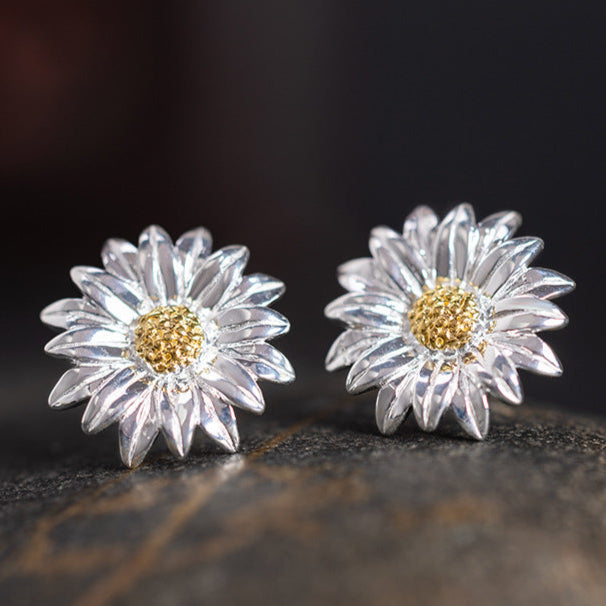 Sunlit Daisy Stud Earrings – Sterling Silver & Gold Accent