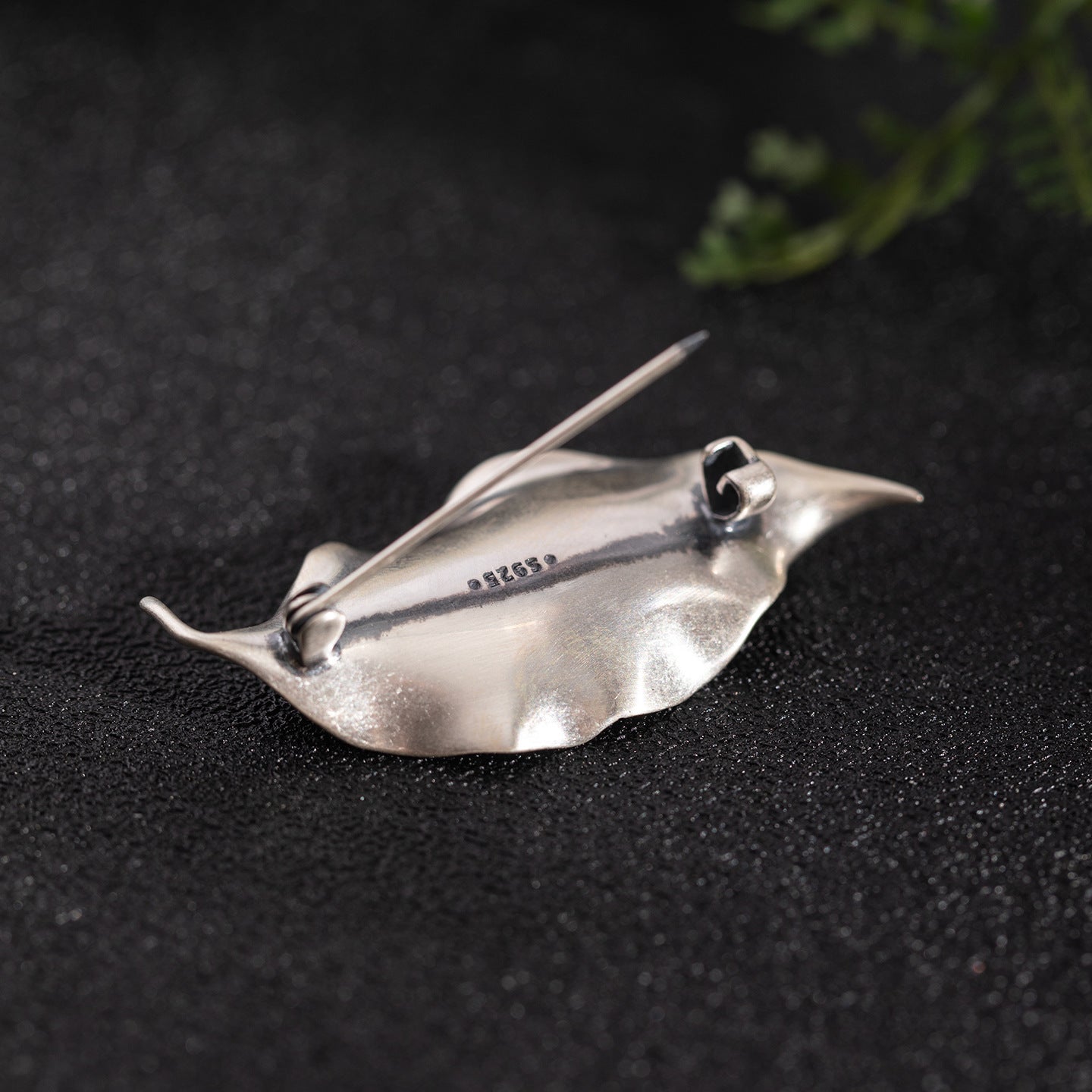 Whispering Grove Leaf Ring – Silver Forest Elegance