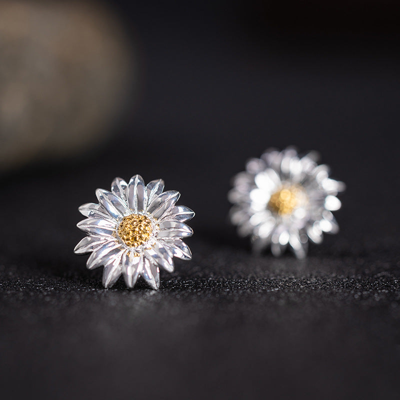 Sunlit Daisy Stud Earrings – Sterling Silver & Gold Accent
