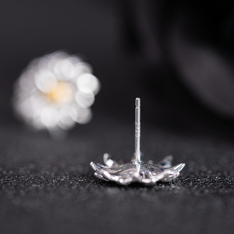 Sunlit Daisy Stud Earrings – Sterling Silver & Gold Accent