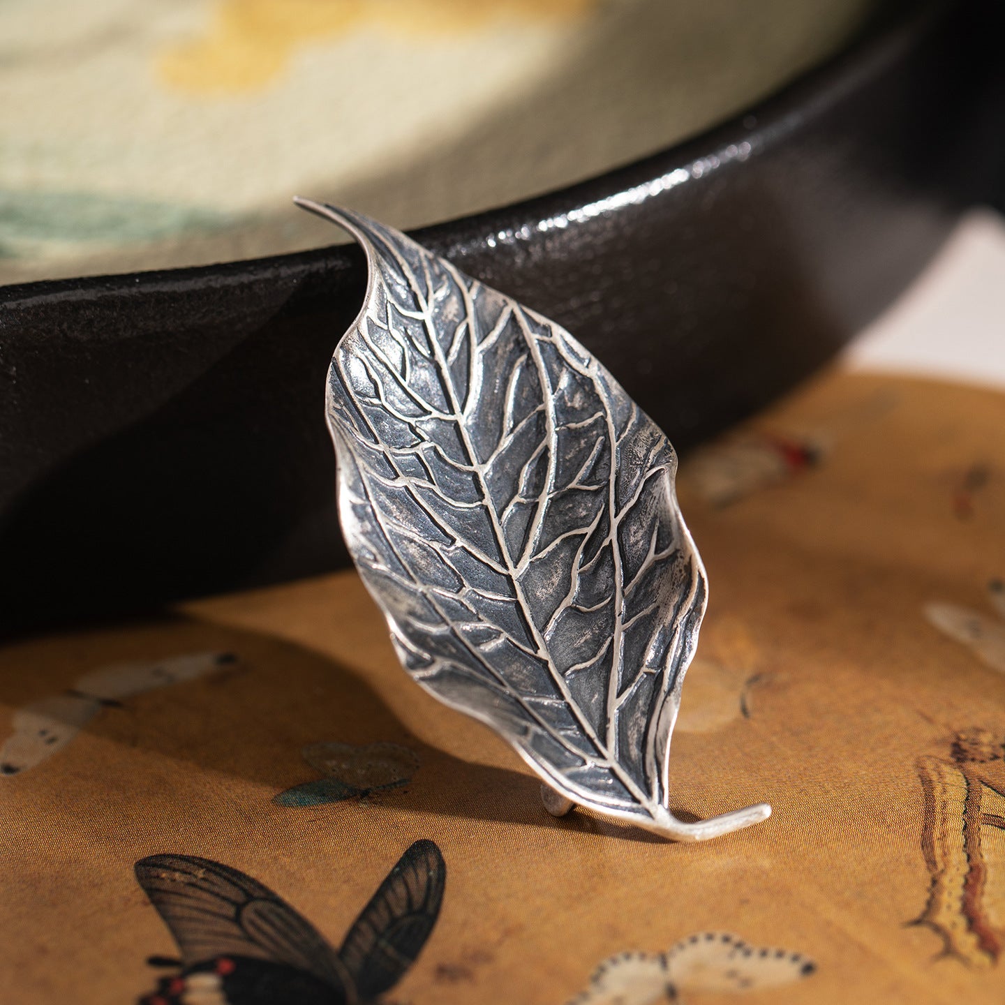 Whispering Grove Leaf Ring – Silver Forest Elegance