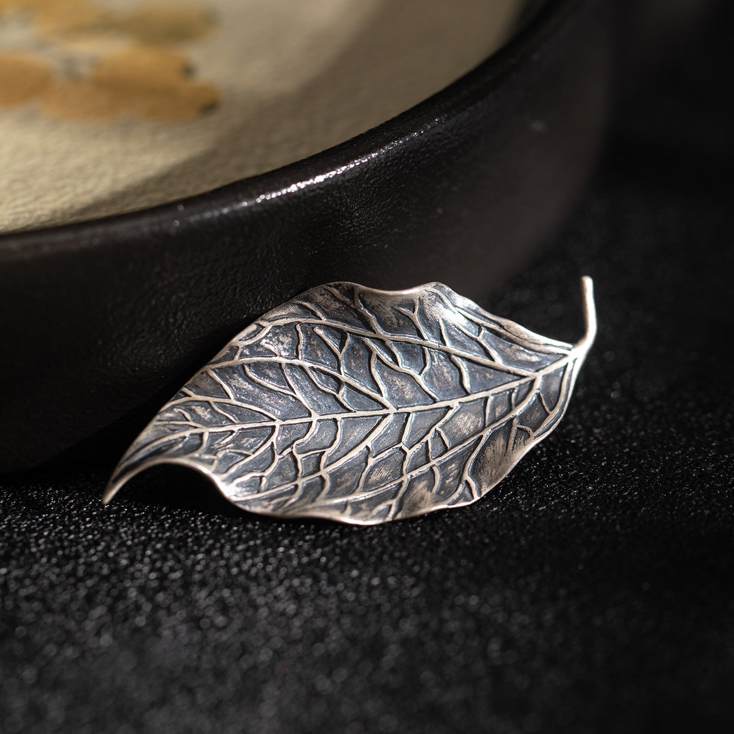 Whispering Grove Leaf Ring – Silver Forest Elegance