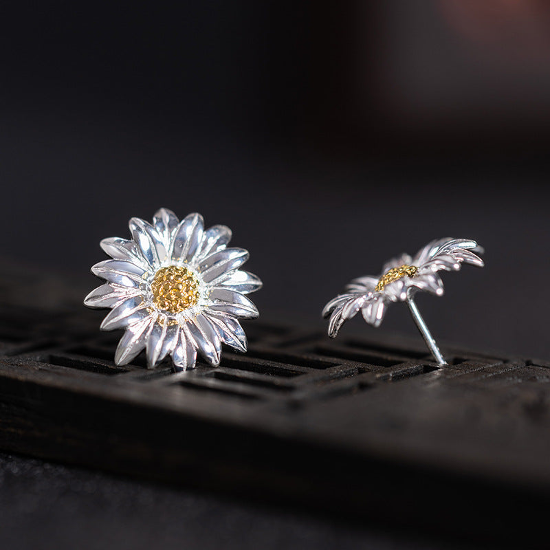 Sunlit Daisy Stud Earrings – Sterling Silver & Gold Accent