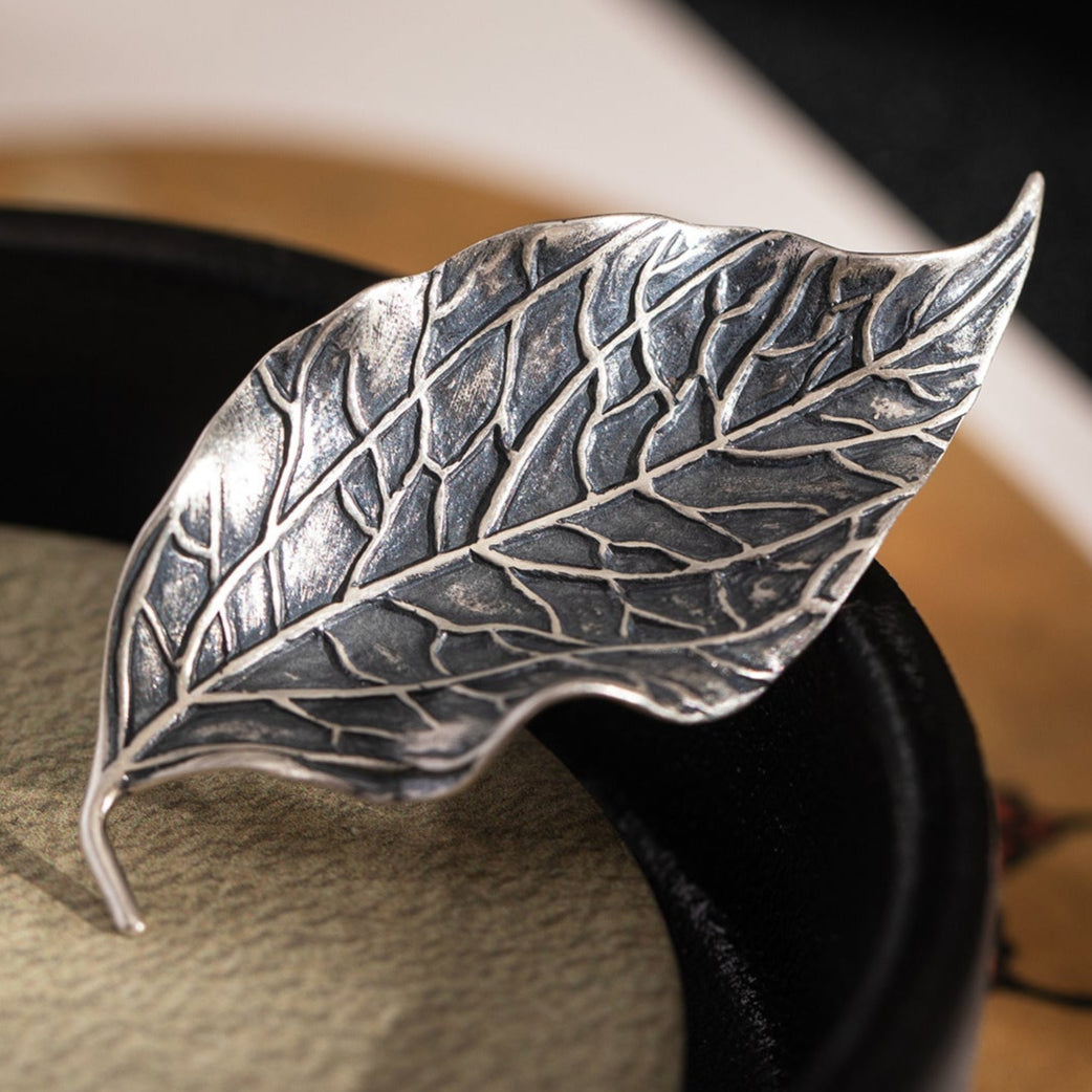 Whispering Grove Leaf Ring – Silver Forest Elegance